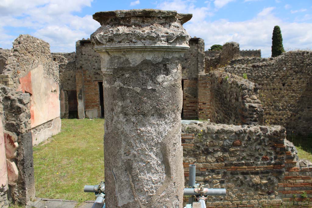 IX.5.14 Pompeii. May 2019. Room “k”, looking east towards column in peristyle.
Foto Christian Beck, ERC Grant 681269 DÉCOR.