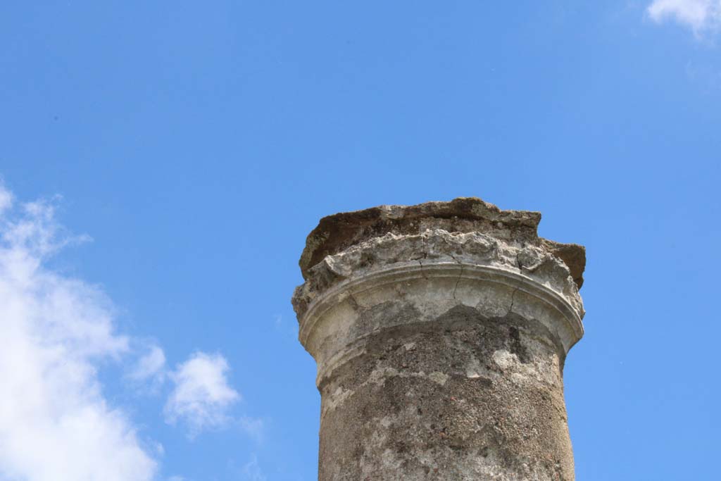 IX.5.14 Pompeii. May 2019. Room “k”, detail from top of column in peristyle.
Foto Christian Beck, ERC Grant 681269 DÉCOR.