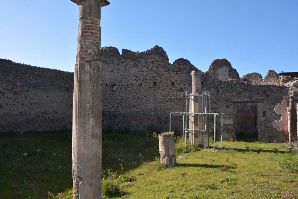 IX.5.14 Pompeii. March 2017. Peristyle “k”, looking north-west across peristyle, from east portico.
Foto Christian Beck, ERC Grant 681269 DÉCOR.