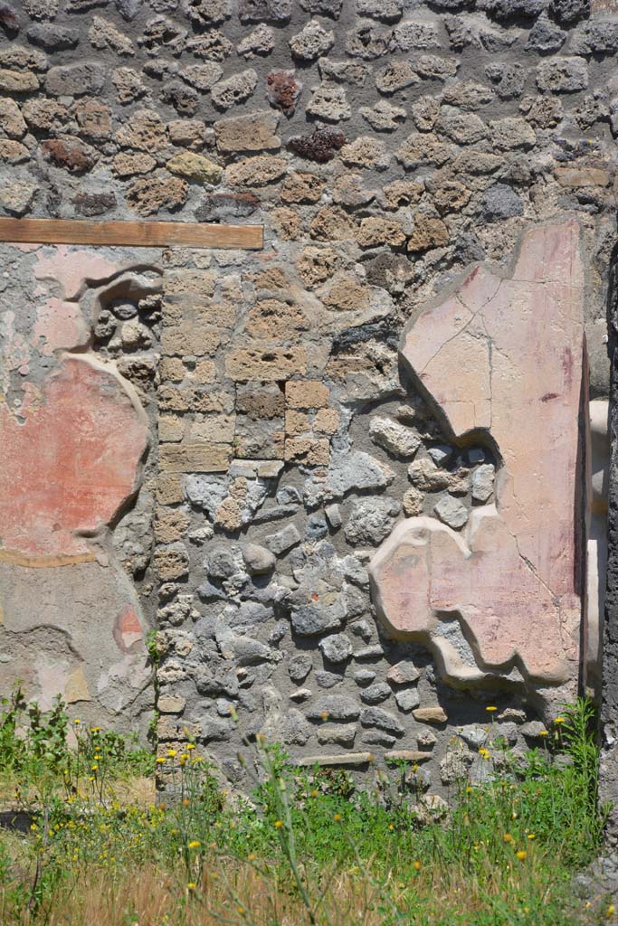 IX.5.14 Pompeii. May 2017. Peristyle “k”, north-east corner, east side of doorway to room “L”.
Foto Christian Beck, ERC Grant 681269 DÉCOR.