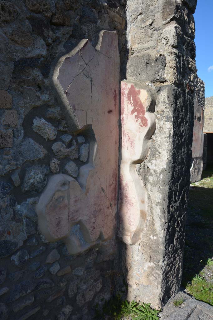 IX.5.14 Pompeii. March 2017. Peristyle “k”, north-east corner, on east side of room “L”.
Foto Christian Beck, ERC Grant 681269 DÉCOR.