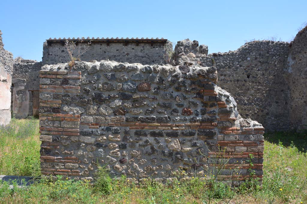 IX.5.14 Pompeii. May 2017. Peristyle “k”, wall on east portico, between atrium “b”, on left, and room “m”, on right.
Foto Christian Beck, ERC Grant 681269 DÉCOR.