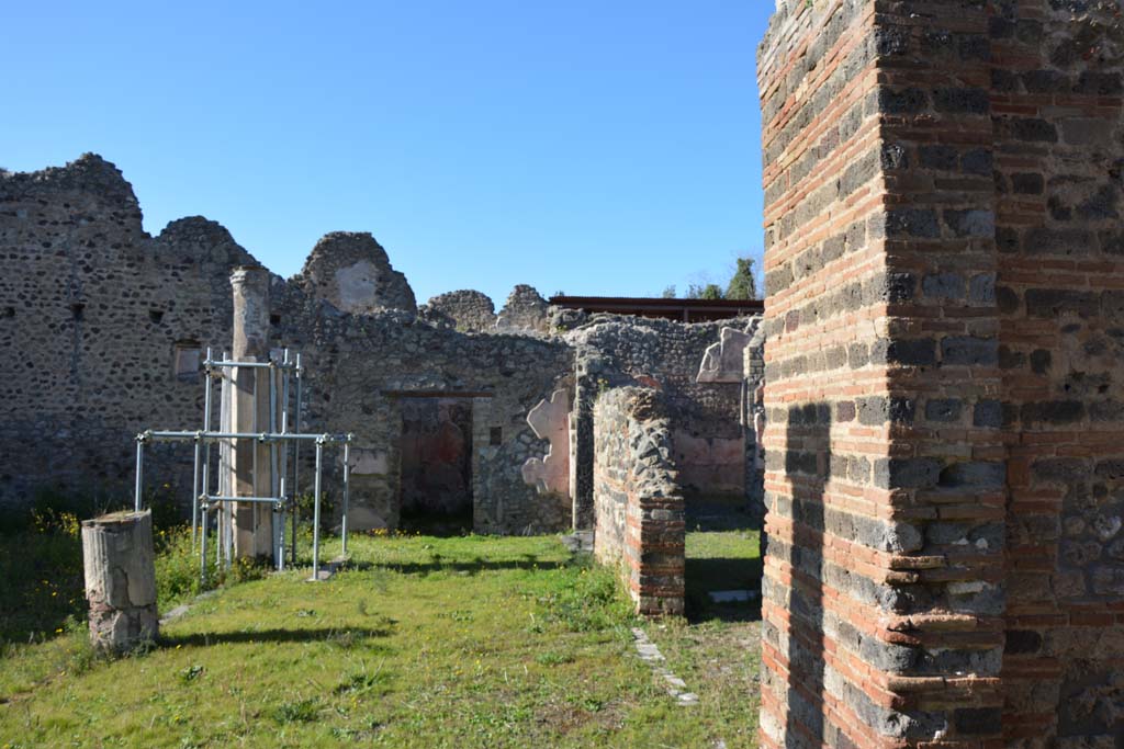 IX.5.14 Pompeii. March 2017. Peristyle “k”, looking north along east portico, from room “n”, on right.
Foto Christian Beck, ERC Grant 681269 DÉCOR.