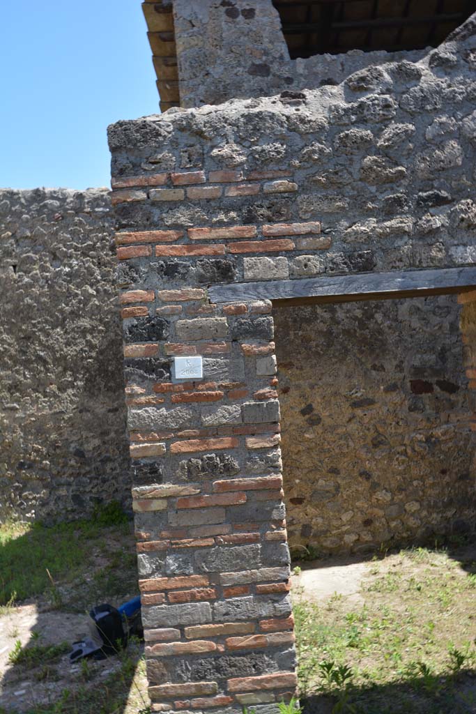 IX.5.14 Pompeii. May 2017.
Peristyle “k”, pilaster between room “n” and “o” on east portico, (Restored 2004).
Foto Christian Beck, ERC Grant 681269 DÉCOR.