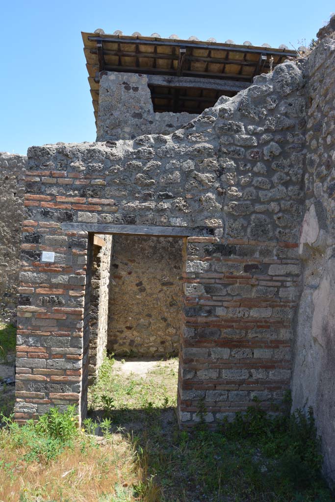 IX.5.14 Pompeii. May 2017.
Peristyle “k”, doorway to room “o” in south-east corner of east portico.
Foto Christian Beck, ERC Grant 681269 DÉCOR.