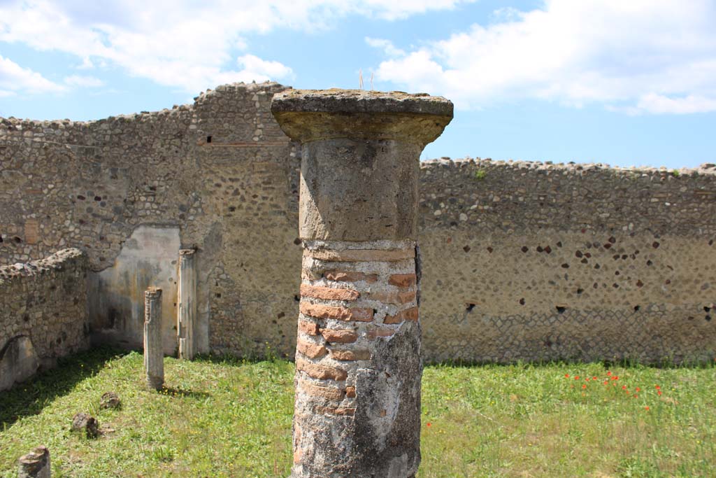 IX.5.14 Pompeii. May 2019. Room “k”, looking west towards column across peristyle.
Foto Christian Beck, ERC Grant 681269 DÉCOR.