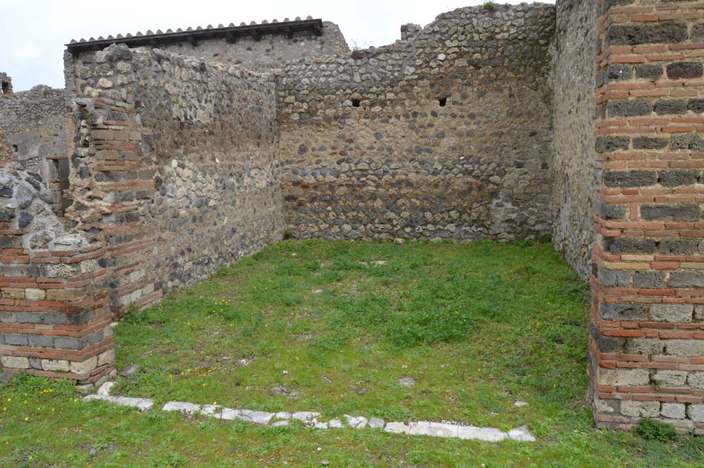 IX.5.14 Pompeii. March 2018. Room “m”, large exedra or triclinium, on east side of portico “k ”. Looking east.
Foto Taylor Lauritsen, ERC Grant 681269 DÉCOR.