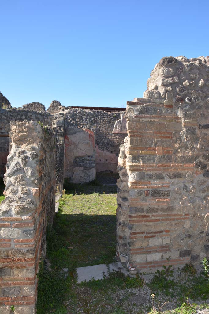 IX.5.14 Pompeii. May 2017. Room “m”, looking north towards small doorway to atrium “b”.
Foto Christian Beck, ERC Grant 681269 DÉCOR.