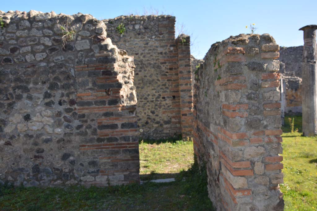 IX.5.14 Pompeii. May 2017. Room “b”, south-west corner of atrium, with doorway into room “m”, in centre.
Foto Christian Beck, ERC Grant 681269 DÉCOR.