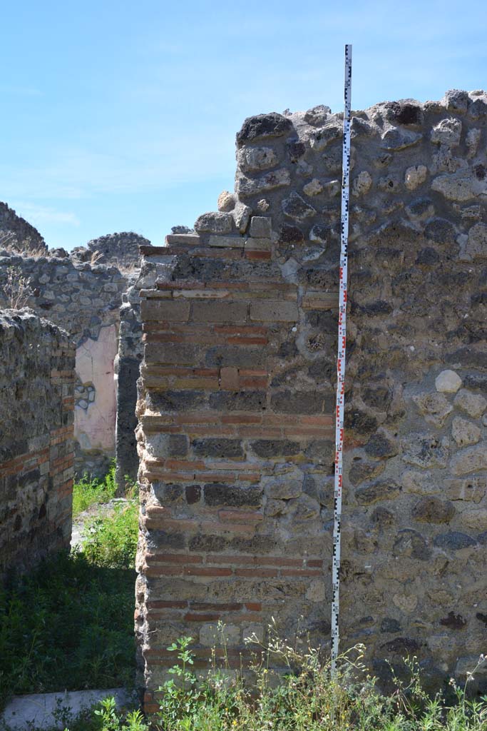 IX.5.14 Pompeii. May 2017.
Room “m”, detail of north wall at west end, with doorway to atrium “b”, on left.
Foto Christian Beck, ERC Grant 681269 DÉCOR.