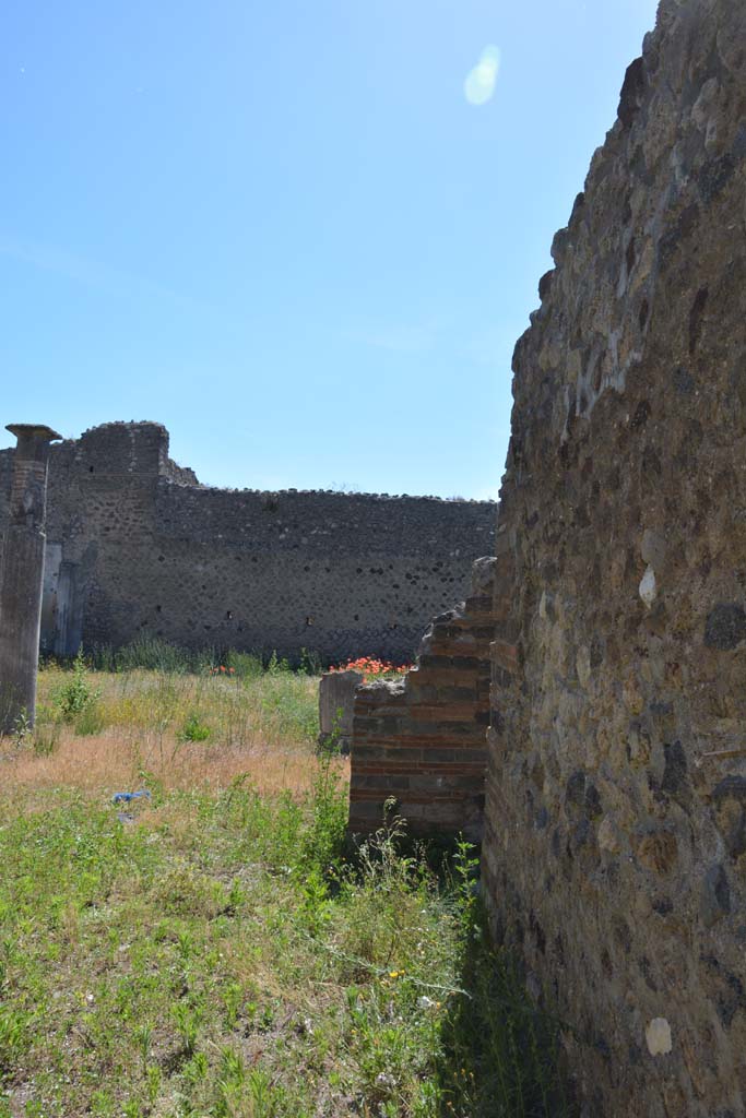 IX.5.14 Pompeii. May 2017.
Room “m”, looking west along north wall towards east portico of peristyle “k”.
Foto Christian Beck, ERC Grant 681269 DÉCOR.