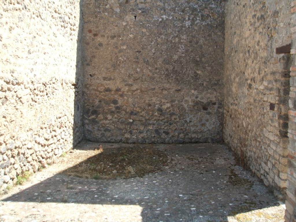 IX.5.14 Pompeii. May 2005. Looking east. According to Eschebach, this is a second exedra or triclinium on east side of peristyle. See Eschebach, L., 1993. Geb�udeverzeichnis und Stadtplan der antiken Stadt Pompeji. K�ln: B�hlau. (p.425)

