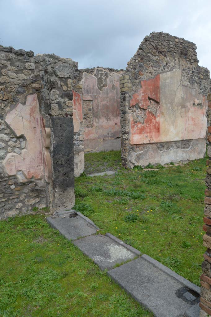 IX.5.14 Pompeii. March 2018. Looking north-east towards doorway to triclinium “f”, from portico “k”.
Foto Taylor Lauritsen, ERC Grant 681269 DÉCOR.