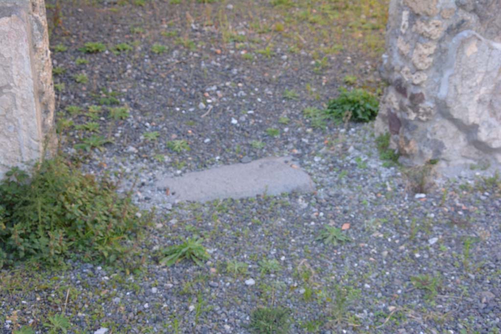 IX.5.14 Pompeii. March 2017. Room “f”, looking towards remains of doorway threshold from atrium “b”.
Foto Christian Beck, ERC Grant 681269 DÉCOR.