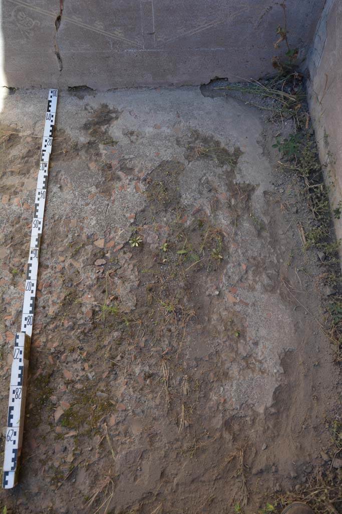 IX.5.14 Pompeii. May 2017. Room “f”, looking north across remaining flooring in north-east corner.
Foto Christian Beck, ERC Grant 681269 DÉCOR.