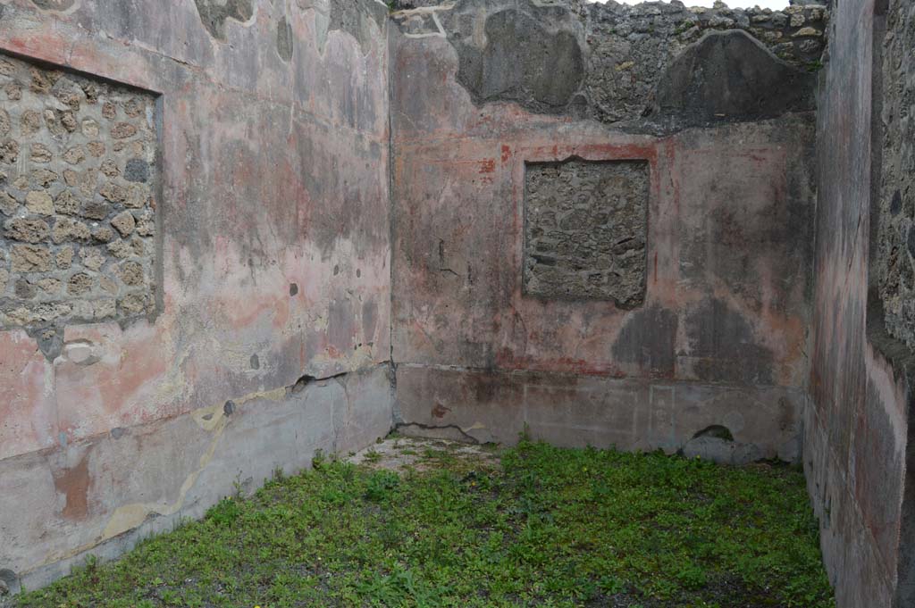 IX.5.14 Pompeii. March 2018. Triclinium “f”, looking towards north wall, on left, and east wall, in centre.
Foto Taylor Lauritsen, ERC Grant 681269 DÉCOR.