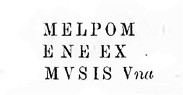 IX.5.14 Pompeii. Room “f”, triclinium.
Inscription found on the scroll of Clio “Melpomene ex Musis una”.
According to Sogliano, this was described as faded black lettering.
See Sogliano, in NdS, 1878, p. 184.
According to Mau, the last two letters were not at all clear.
See Mau in BdI, 1879, p. 261.