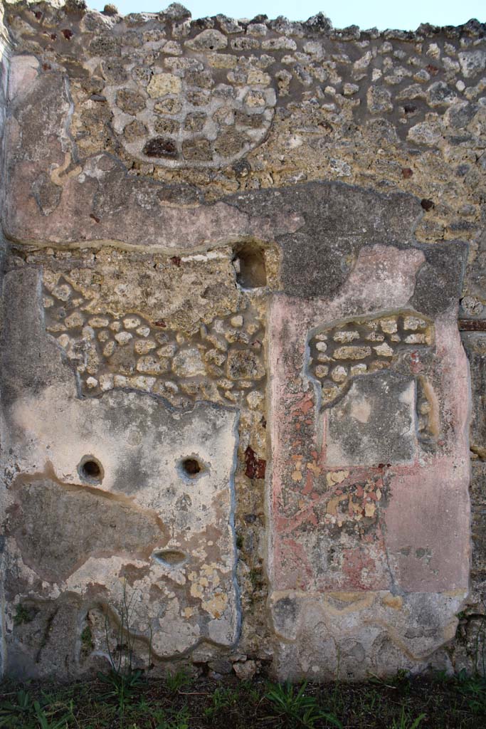 IX.5.14 Pompeii. May 2019. 
Room �e�, north ala, looking towards east wall and north-east corner, on left.
In the upper left of the photo, the stucco remains of the decoration from the arched ceiling can be seen.
Foto Christian Beck, ERC Grant 681269 D�COR.
