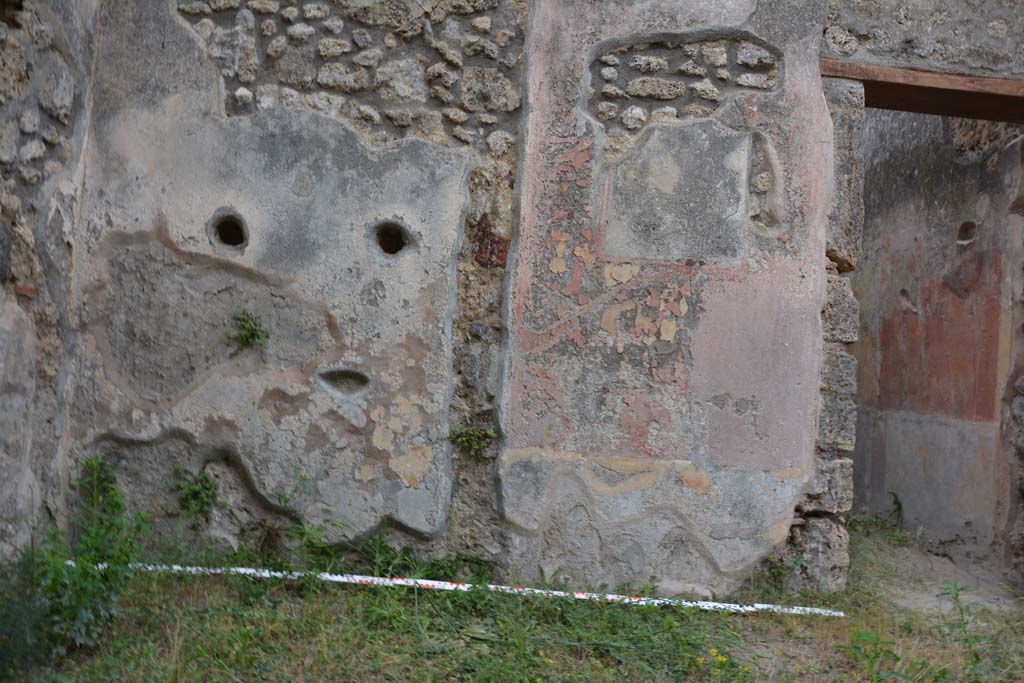 IX.5.14 Pompeii. May 2017. North ala �e�, lower east wall, with doorway to room �d�, on right.
Foto Christian Beck, ERC Grant 681269 D�COR.


