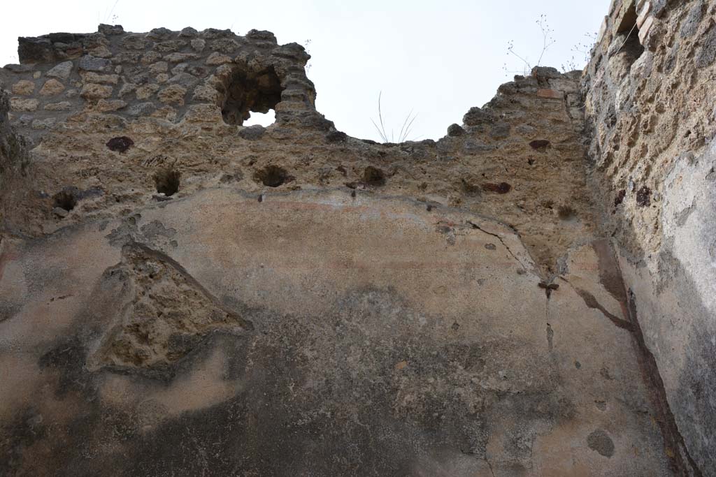IX.5.14 Pompeii. May 2017.
Room “d”, looking to higher upper north wall, with holes for support beams for an upper floor above the curve of the arched ceiling.
Foto Christian Beck, ERC Grant 681269 DÉCOR.