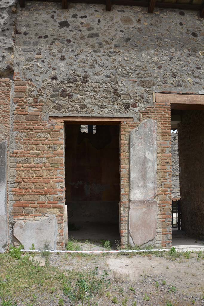 IX.5.14 Pompeii. May 2017.
Room “c”, doorway on east side of atrium “b”, with entrance corridor “a”, on right.
Foto Christian Beck, ERC Grant 681269 DÉCOR.