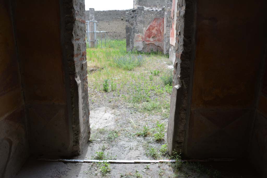 IX.5.14 Pompeii. May 2017. Room “c”, looking towards doorway in west wall towards atrium “b”.
Foto Christian Beck, ERC Grant 681269 DÉCOR.