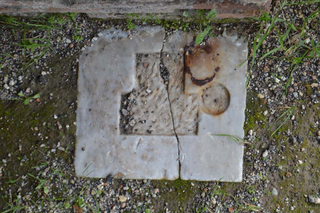 IX.5.14 Pompeii. March 2018. Room “g”, marble door seating at south end of door.
Foto Taylor Lauritsen, ERC Grant 681269 DÉCOR.