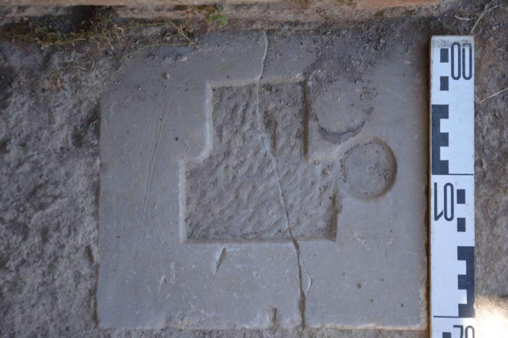 IX.5.14 Pompeii. May 2017. Room “g”, detail of door seating at south end of doorway.
Foto Christian Beck, ERC Grant 681269 DÉCOR.