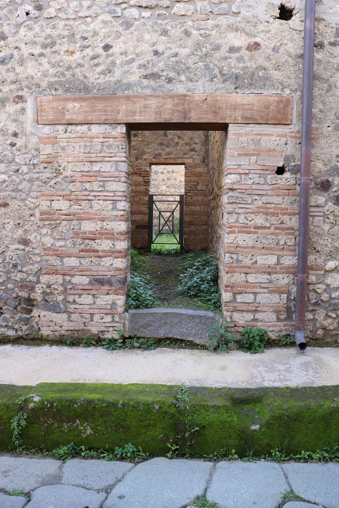 IX.5.15 Pompeii. December 2018.
Entrance doorway in Vicolo del Centenario. Photo courtesy of Aude Durand.