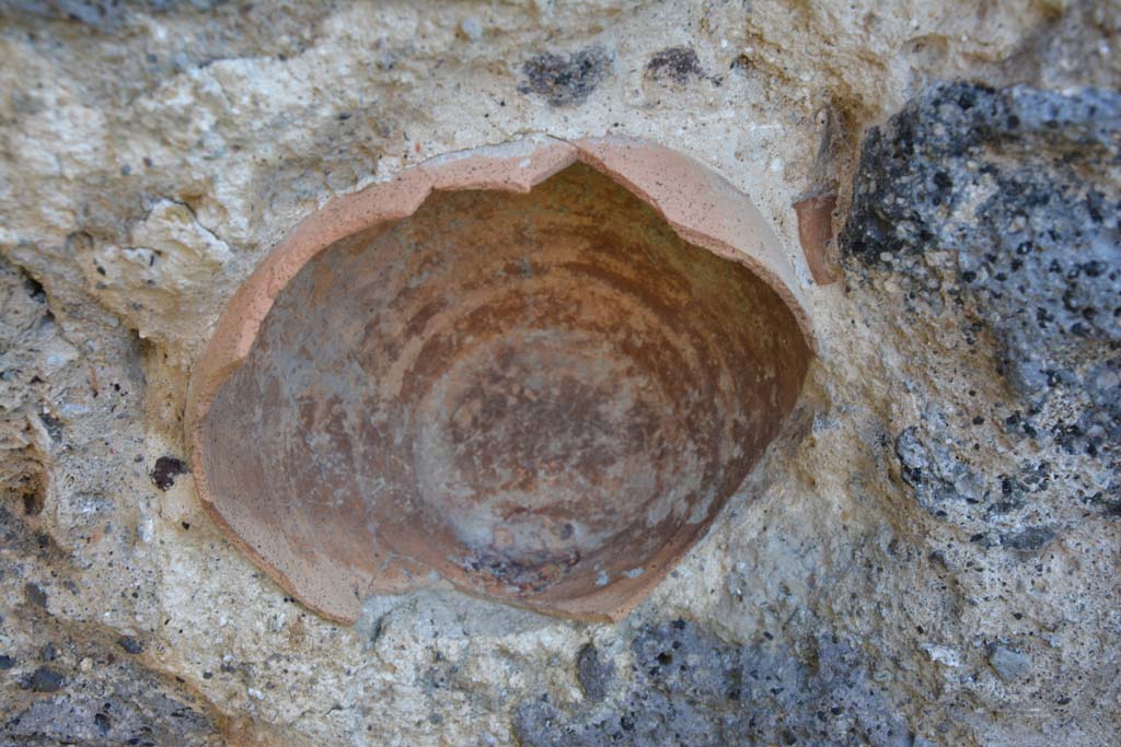 IX.5.16 Pompeii. March 2017. Room b’, detail of terracotta pot embedded into south wall.
Foto Christian Beck, ERC Grant 681269 DÉCOR.
