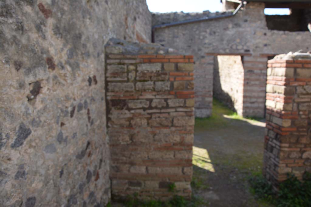 IX.5.16 Pompeii. March 2017. Room b’, looking towards west wall in south-west corner, with doorway into atrium a’.
Foto Christian Beck, ERC Grant 681269 DÉCOR.