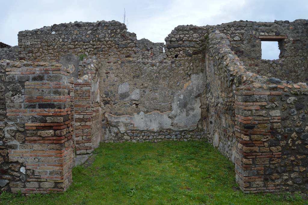 IX.5.16 Pompeii. March 2018. Looking east into ala ‘c’, with doorway to triclinium ‘d’, on left.
Foto Taylor Lauritsen, ERC Grant 681269 DÉCOR.