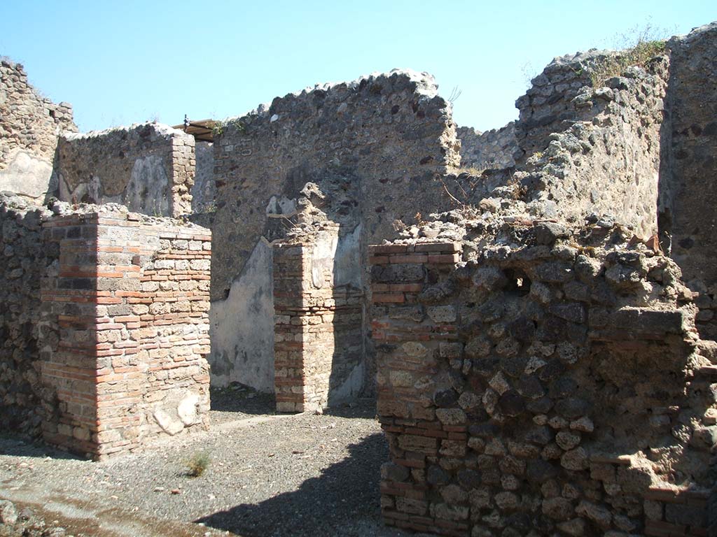 IX.5.16 Pompeii. May 2006. Looking north-east.
East side of atrium a’, with ala c’ with doorway to triclinium d’ (left of photo) with servants’ room b’ in right of photo.