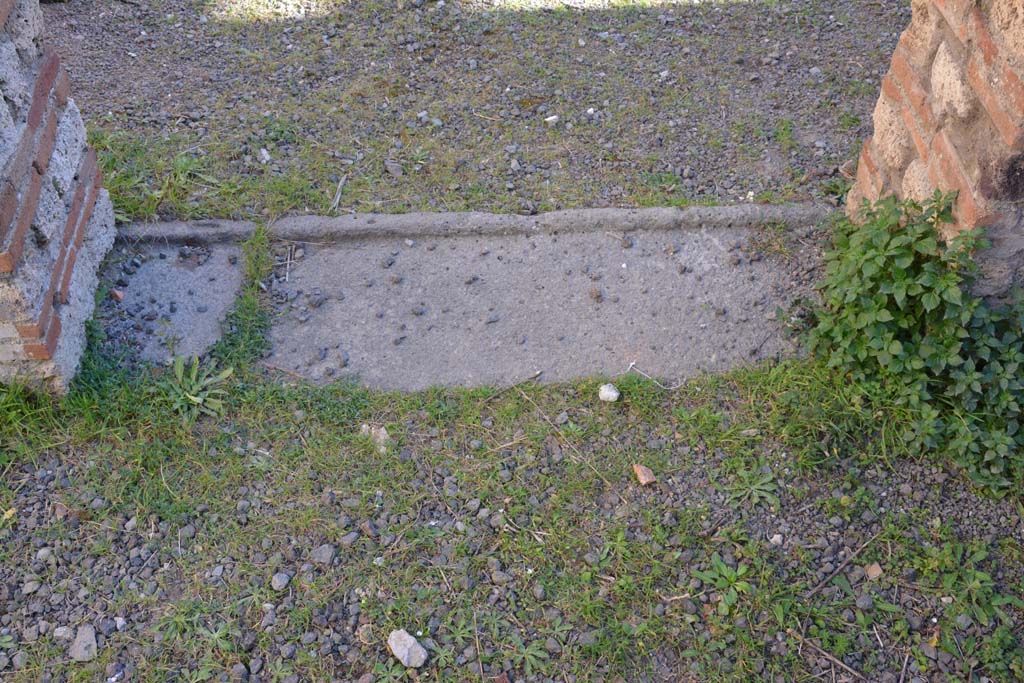 IX.5.16 Pompeii. March 2017. Room d’, doorway threshold, looking out from room d’ into c’
Foto Christian Beck, ERC Grant 681269 DÉCOR.