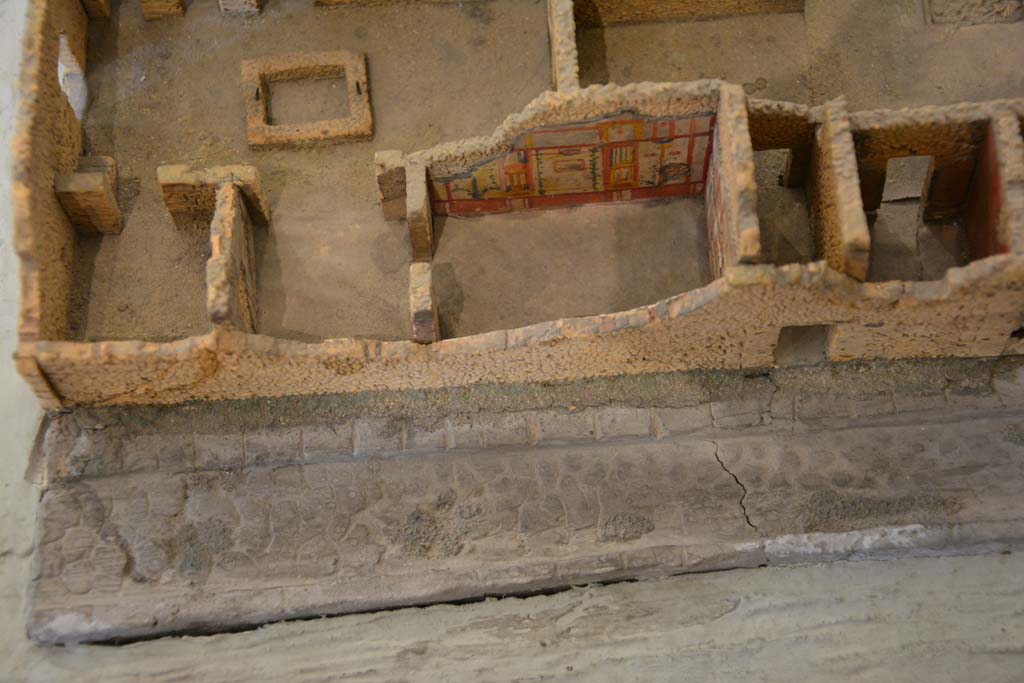 IX.5.16 Pompeii. July 2017. Triclinium d’, looking down on west wall of triclinium on east side of atrium.
From cork model in Naples Archaeological Museum.
Foto Annette Haug, ERC Grant 681269 DÉCOR.