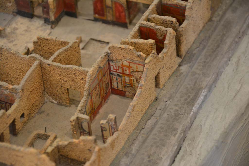IX.5.16 Pompeii. July 2017.
Triclinium d’, looking north towards west wall, north-west corner and north wall of triclinium on east side of atrium.
From cork model in Naples Archaeological Museum.
Foto Annette Haug, ERC Grant 681269 DÉCOR.