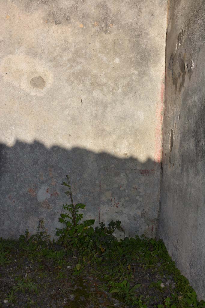 IX.5.16 Pompeii. March 2017.
Triclinium d’, south end of east wall with remains of painted decoration on zoccolo.
Foto Christian Beck, ERC Grant 681269 DÉCOR.