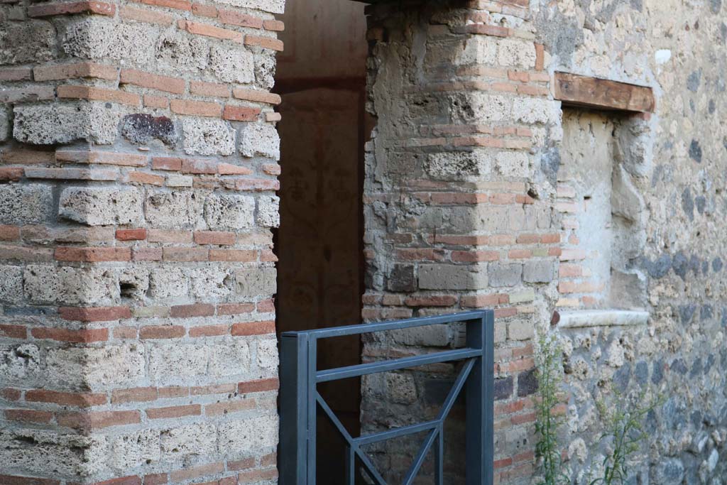 IX.5.16 Pompeii. December 2018. Entrance doorway to cubiculum f’ on west side of atrium. Photo courtesy of Aude Durand.