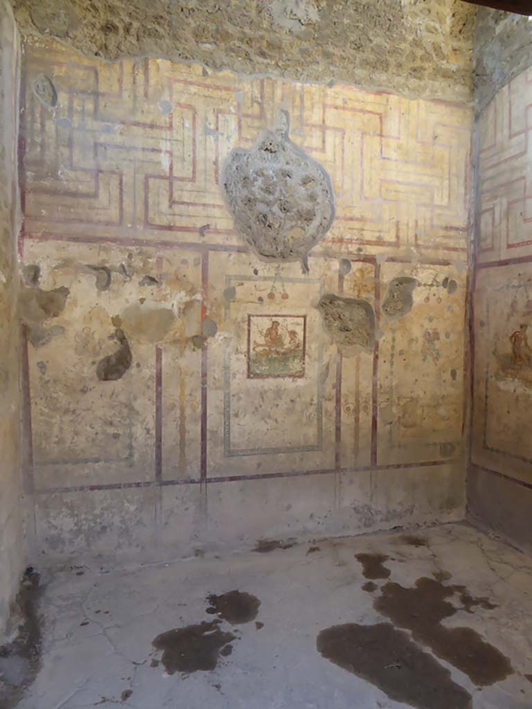 IX.5.16 Pompeii. January 2017. Cubiculum f’, looking through doorway from atrium towards west wall.
Foto Annette Haug, ERC Grant 681269 DÉCOR