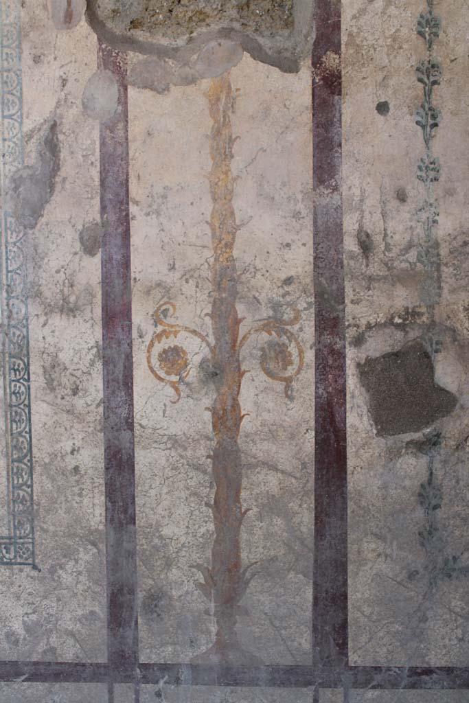IX.5.16 Pompeii. May 2019.
Room f’, detail of base of painted candelabra on north side of central painting on west wall.
Foto Christian Beck, ERC Grant 681269 DÉCOR.