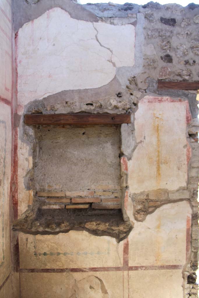IX.5.16 Pompeii. May 2019.
Room f’, north end of east wall, with blocked window to atrium a’.
Foto Christian Beck, ERC Grant 681269 DÉCOR.