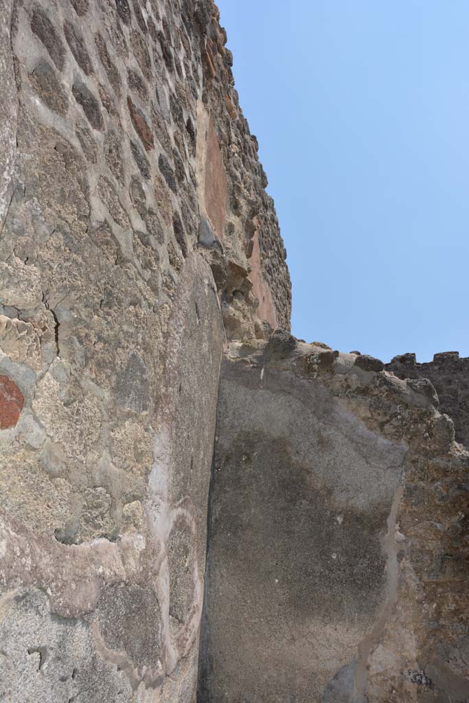 IX.5.17/6 Pompeii. May 2017. 
Room x, looking south along upper east wall in south-east corner.
Foto Christian Beck, ERC Grant 681269 D�COR.
