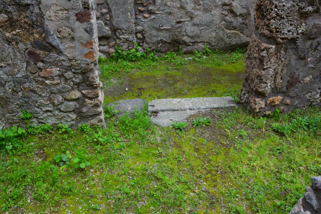 IX.5.17/6 Pompeii. March 2017. Room q, looking towards doorway threshold in west wall to corridor y. 
Foto Christian Beck, ERC Grant 681269 D�COR.

