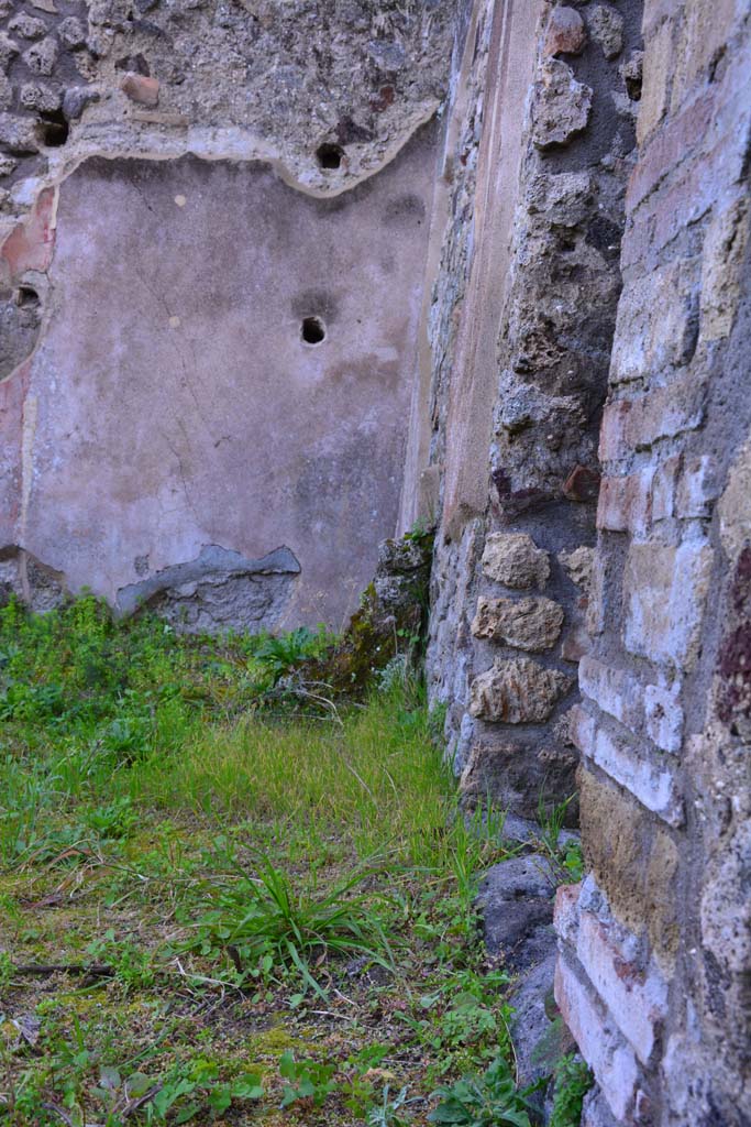 IX.5.18 Pompeii. March 2017.
Room i, looking towards south-east corner of atrium, past doorway to room h, on right.
The very small ruined wall would be part of the west wall of room i.
Foto Christian Beck, ERC Grant 681269 DÉCOR.