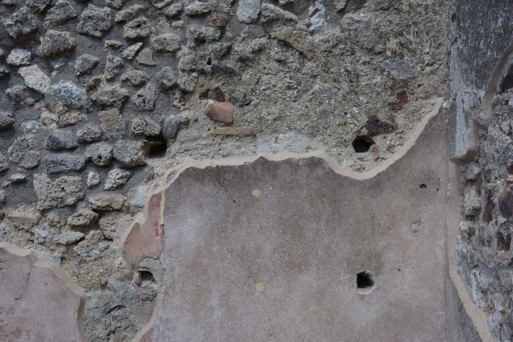IX.5.18 Pompeii. May 2017. Room i, east wall in south-east corner with detail of holes for shelving supports.
Foto Christian Beck, ERC Grant 681269 DÉCOR.