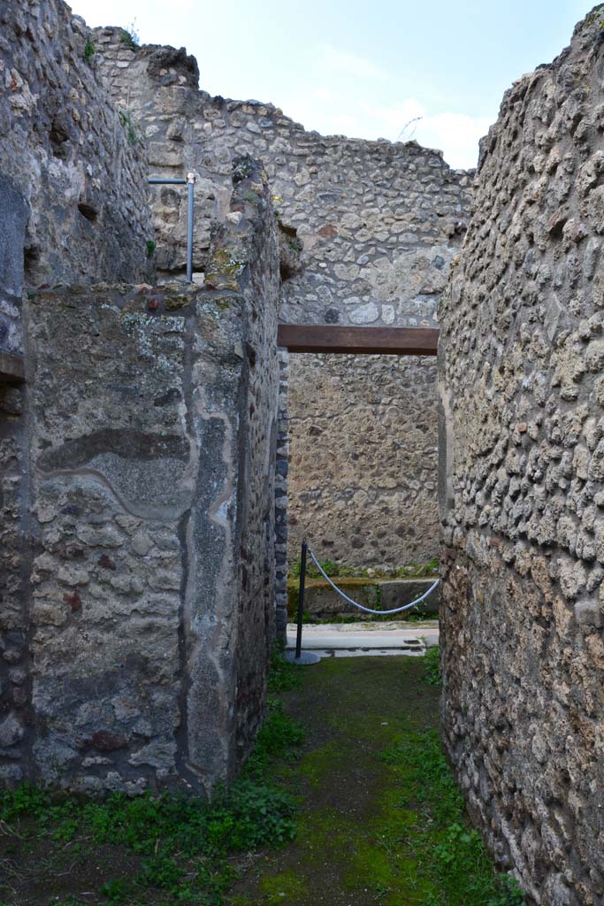 IX.5.18 Pompeii. March 2017. Corridor “q”, looking west towards entrance doorway at IX.5.21.
Foto Christian Beck, ERC Grant 681269 DÉCOR.

