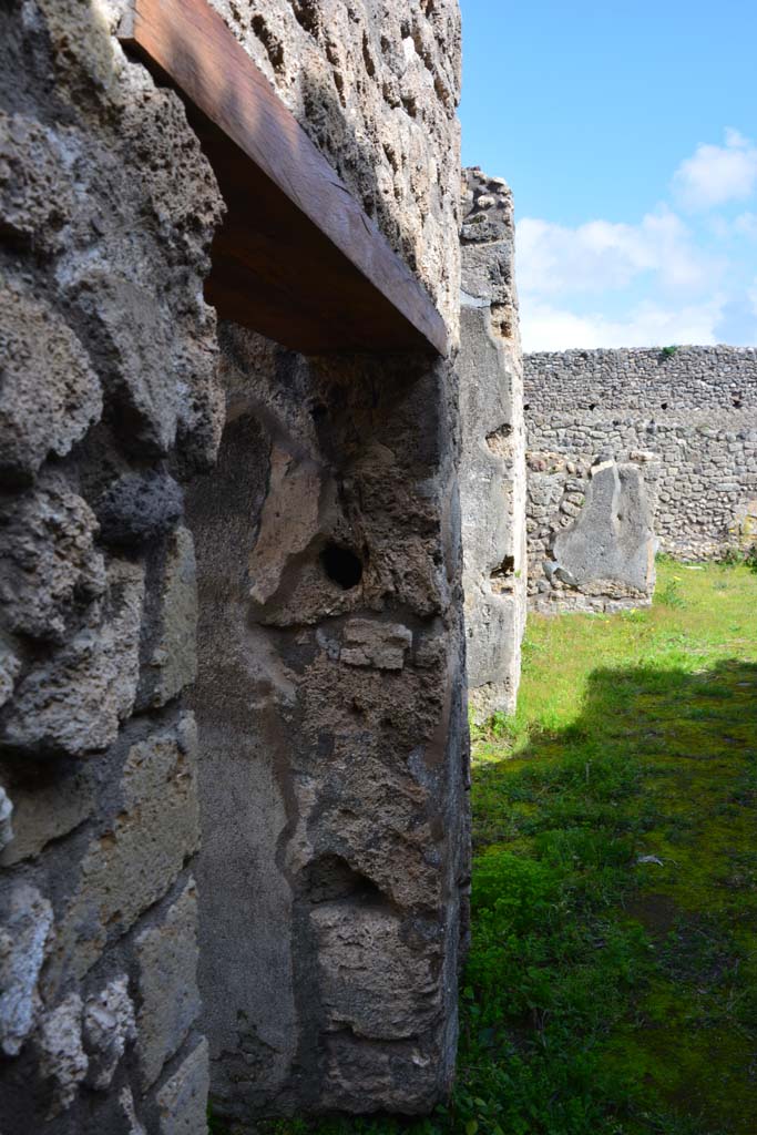IX.5.18 Pompeii. March 2017. 
Corridor q, looking east towards atrium from doorway to room s, on left.
Foto Christian Beck, ERC Grant 681269 DÉCOR.
