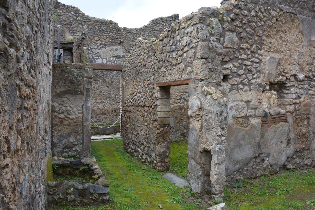 IX.5.18 Pompeii. March 2018. Corridor “q”, looking west along north side, from doorway to room “r”, on right.
Foto Annette Haug, ERC Grant 681269 DÉCOR.
