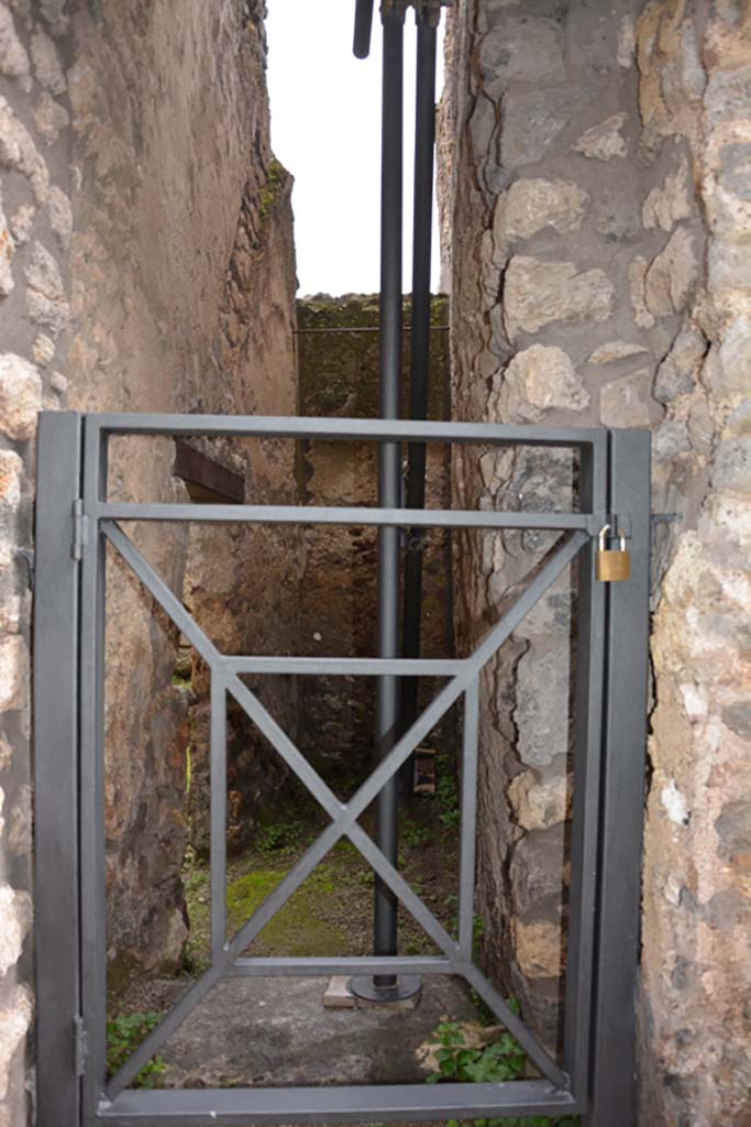 IX.5.18 Pompeii. March 2018.  
Room “v”, looking east along room behind site of stairs at IX.5.20, with doorway from corridor “q” in north wall.
Foto Annette Haug, ERC Grant 681269 DÉCOR.
