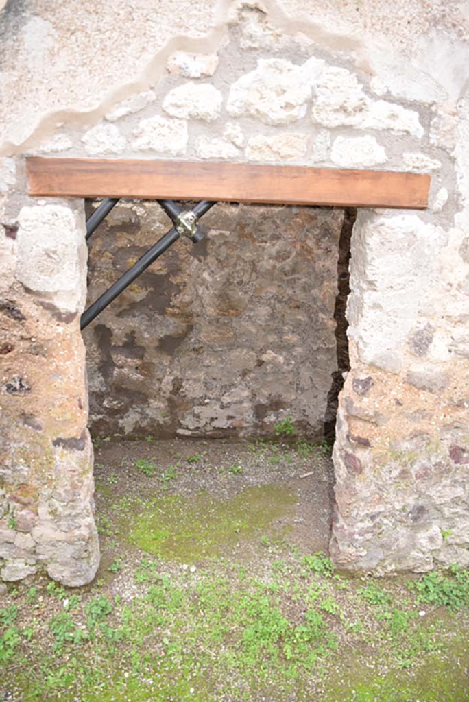 IX.5.18 Pompeii. March 2018.  Room “v”, doorway in south wall of corridor “q”.
Foto Annette Haug, ERC Grant 681269 DÉCOR.
